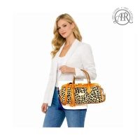 CARTERA EN CUERO TIPO BARRIL CON DETALLES EN PELO VACUNO COLOR CAMEL