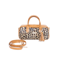 CARTERA EN CUERO TIPO BARRIL CON DETALLES EN PELO VACUNO