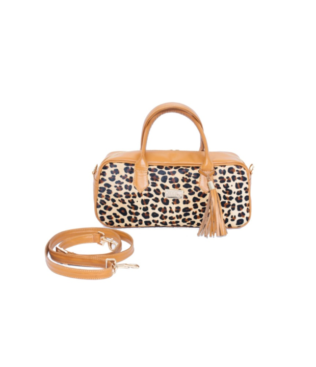 CARTERA EN CUERO TIPO BARRIL CON DETALLES EN PELO VACUNO