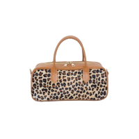 CARTERA EN CUERO TIPO BARRIL CON DETALLES EN PELO VACUNO
