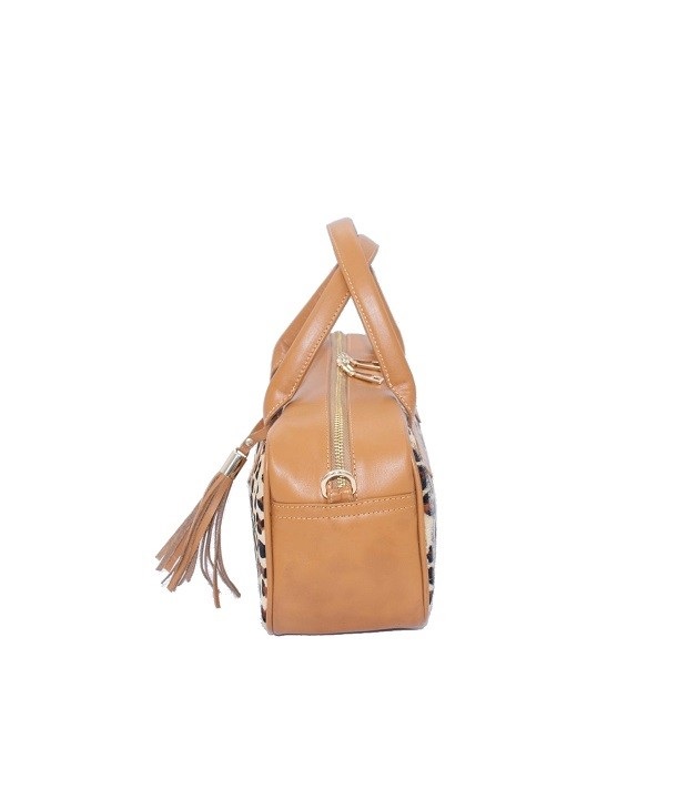 CARTERA EN CUERO TIPO BARRIL CON DETALLES EN PELO VACUNO