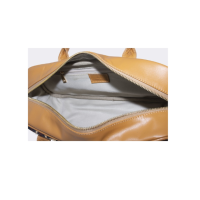 CARTERA EN CUERO TIPO BARRIL CON DETALLES EN PELO VACUNO