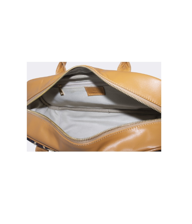 CARTERA EN CUERO TIPO BARRIL CON DETALLES EN PELO VACUNO