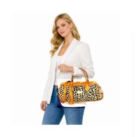 CARTERA EN CUERO TIPO BARRIL CON DETALLES EN PELO VACUNO